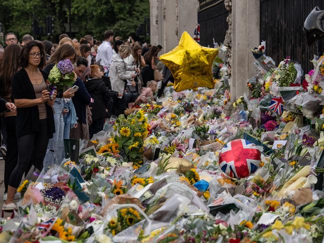 Well-wishers lay tributes outside Buckingham Palace on September 9, 2022 in London, United Kingdom. Picture: Carl Court/Getty Images