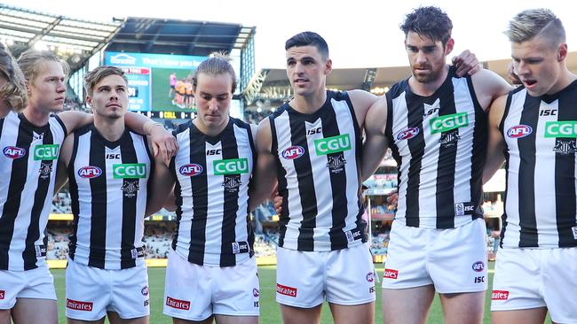 Scott Pendlebury talks to Collingwood players before the game against Hawthorn.