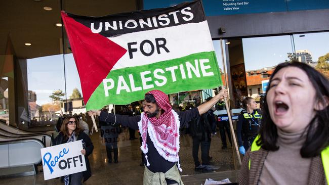 MELBOURNE, AUSTRALIA - NCA NewsWire Photos - 18 MAY 2024: Pro-Palestine protesters are seen in a confrontation with members of Victoria Police as they attempted to enter the Moonee Valley Racecourse as the ALP Conference occurred inside. Picture: NCA NewsWire / Diego Fedele