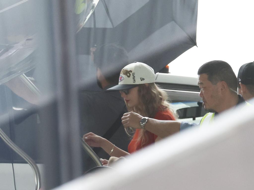 Swift sported a Chiefs cap for the plane ride. Picture: MEDIA-MODE.COM