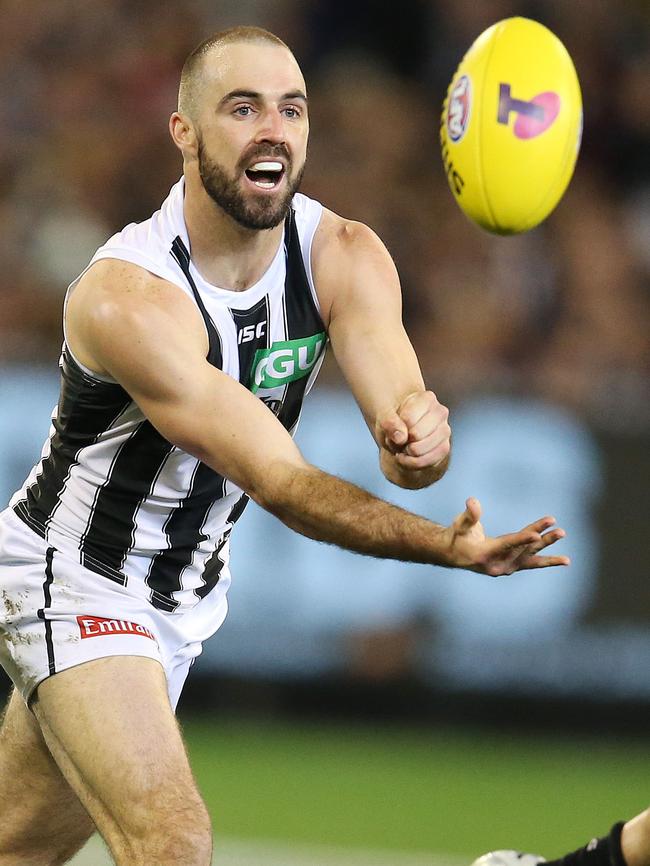 Steele Sidebottom handballs. Picture: Michael Klein