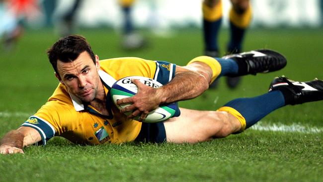 Joe Roff dives over for a try against Argentina during the 2003 World Cup.