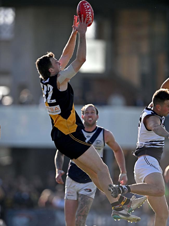 Zane Barzen marks for Heidelberg. Picture: Andy Brownbill