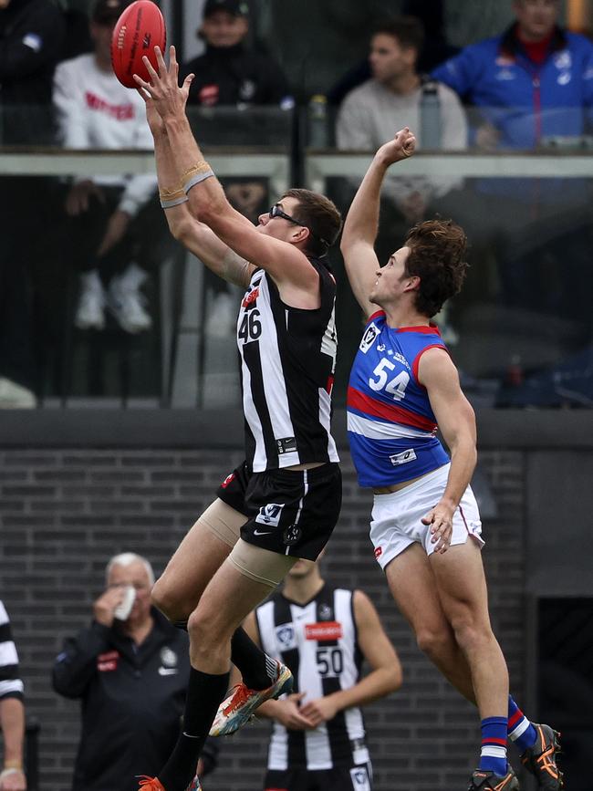 Magpies giant Mason Cox takes a big grab. Picture: Martin Keep/Getty Images