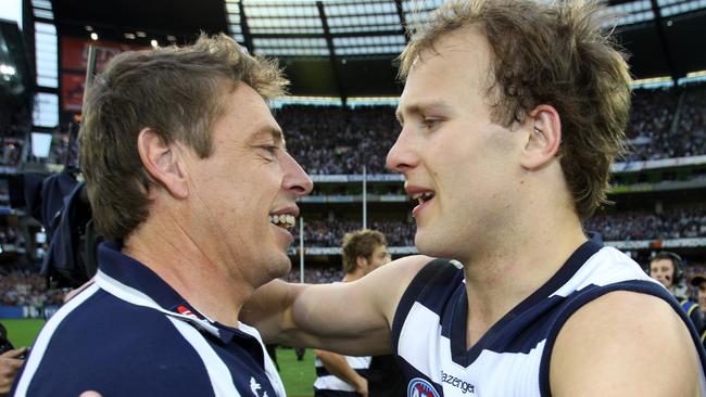 Gary Ablett hugs Mark Thompson after winning the 2007 premiership.