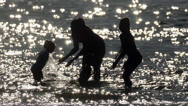 St Kilda Beach could be jam-packed this weekend with beachgoers. Picture: Alex Coppel.