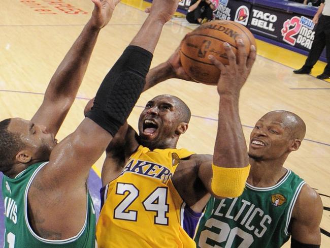 Los Angeles Lakers guard Kobe Bryant (24) drives to the basket as Boston Celtics forward Glen Davis (L) and Celtics guard Ray Allen (20) defend during Game 6 of the 2010 NBA Finals between the Los Angeles Lakers and the Boston Celtics at Staples Center on June 15, 2010 in Los Angeles, California. AFP PHOTO/POOL