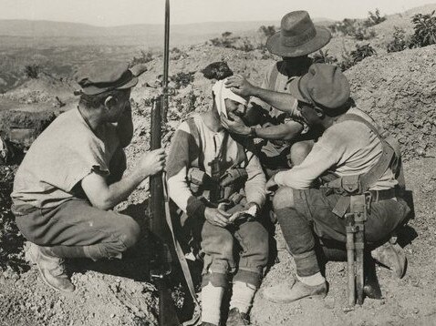 Australian soldiers attend to a wounded comrade at Gallipoli.