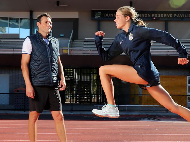 CONTACT HERALD SUN PIC DESK BEFORE USE-----Young athletic star Claudia Hollingsworth is 15, and is coached by former track star Craig Mottram.Claudia ran brilliantly last week, finishing second in an open 1000m event where the Australian record was broken.  Picture: Alex Coppel.