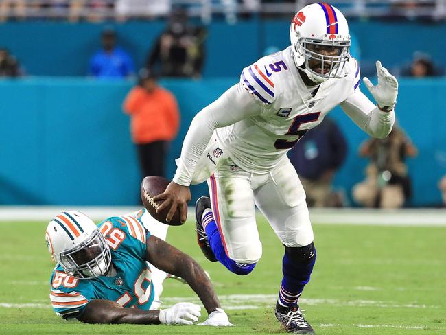 Andre Branch #50 of the Miami Dolphins (L) in 2017 in Miami Gardens, Florida. Mike Ehrmann/Getty Images/AFP