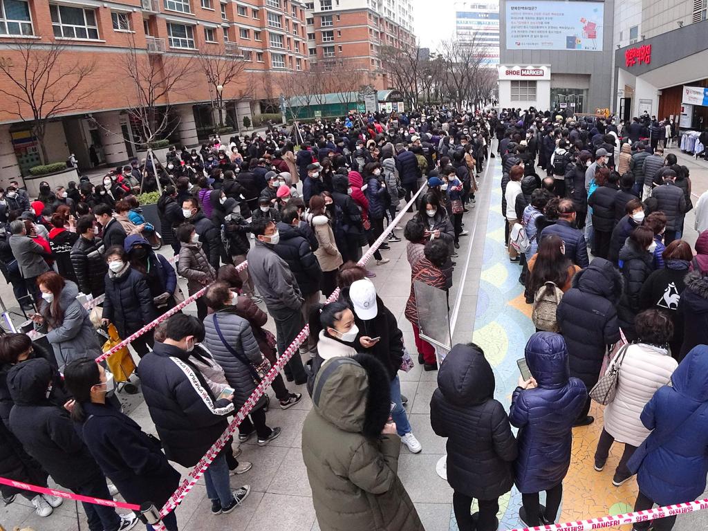 A huge queue for masks in South Korea. Picture: YONHAP / AFP