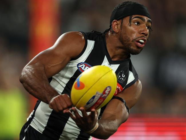 MELBOURNE, AUSTRALIA - SEPTEMBER 22: Isaac Quaynor of the Magpies handballs during the AFL First Preliminary Final match between Collingwood Magpies and Greater Western Sydney Giants at Melbourne Cricket Ground, on September 22, 2023, in Melbourne, Australia. (Photo by Robert Cianflone/AFL Photos/via Getty Images)