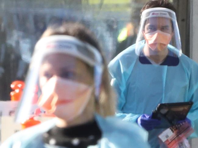 MELBOURNE, AUSTRALIA - NewsWire Photos, OCTOBER 6, 2021. Melbourne continues in a COVID-19 lockdown. People line up in their cars to be COVID tested at Albert Park. Picture: NCA NewsWire / David Crosling