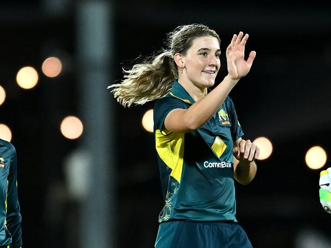 MACKAY, AUSTRALIA - SEPTEMBER 19: Annabel Sutherland of Australia celebrates with team mates after dismissing Suzie Bates of New Zealand during game one of the Women's T20 International Series between Australia and New Zealand at Great Barrier Reef Arena on September 19, 2024 in Mackay, Australia. (Photo by Albert Perez/Getty Images)