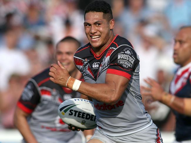 GOSFORD, NEW SOUTH WALES - APRIL 03: Roger Tuivasa Sheck of the Warriors about to score a try during golden point extra time during the round five NRL match between the Sydney Roosters and the New Zealand Warriors at Central Coast Stadium on April 3, 2016 in Gosford, Australia. (Photo by Tony Feder/Getty Images)