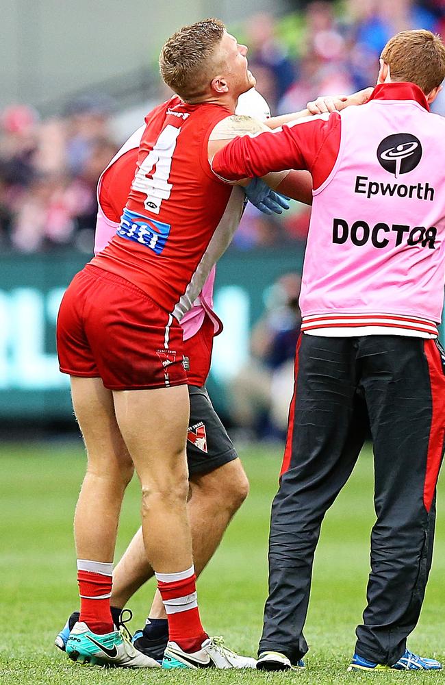 Things got worse for the Swans at the start of the final term when Dan Hannebery suffered a knee injury. he would return to the field, but not at full capacity. Picture: Tim Carrafa