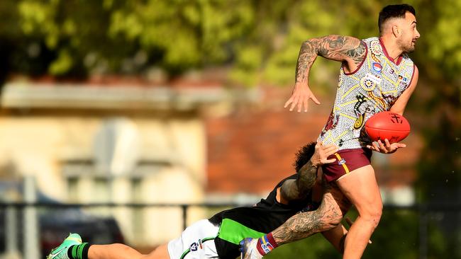 Paul Tsoucalas of Murrumbeena narrowly escapes a tackle. (Photo by Josh Chadwick)