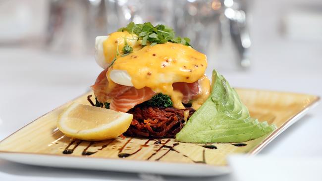 Main Wave’s potato rosti layered with smoked salmon, avocado, kale and topped with hollandaise sauce. Photo by Richard Gosling