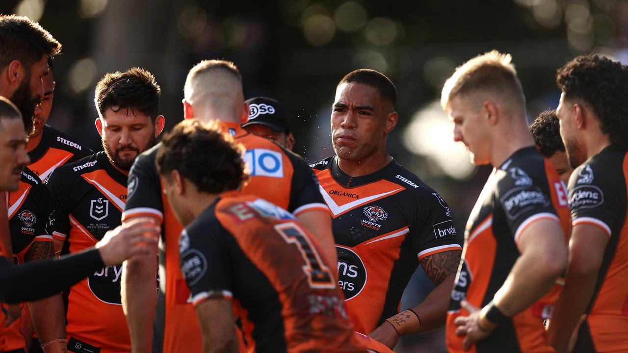 SYDNEY, AUSTRALIA - SEPTEMBER 04: Joe Ofahengaue of the Tigers and his team look dejected after a try during the round 25 NRL match between the Wests Tigers and the Canberra Raiders at Leichhardt Oval, on September 04, 2022, in Sydney, Australia. (Photo by Mark Kolbe/Getty Images)