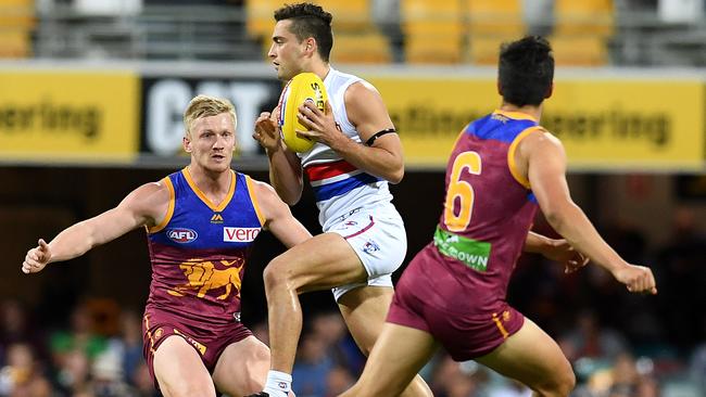 Luke Dahlhaus splits Nick Robertson and Hugh McCluggage.