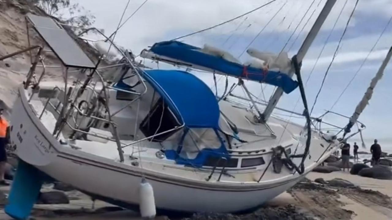Epic yacht rescue on rocky shore captured on camera