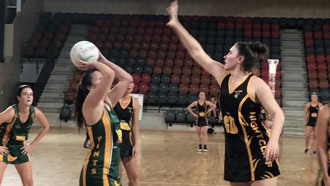 <s1>Tigers goal defence and captain Katie Elmer attempts to stop Pints’ Ashlee Singleton in their Premier League match.</s1> <source> Picture: Teuila Te Aho</source>