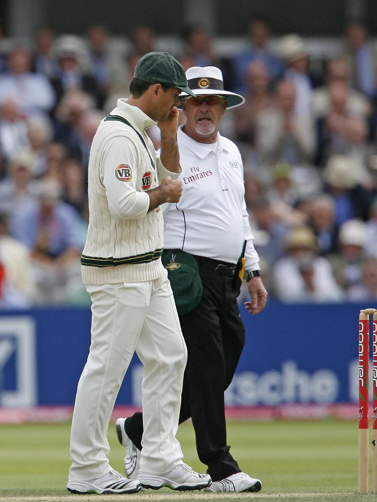 Ricky Ponting and Rudi. AFP PHOTO/IAN KINGTON