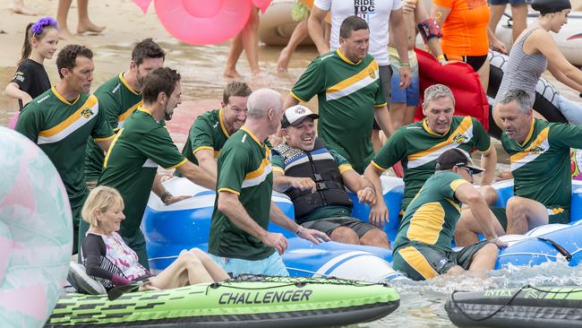 Former Wallaby and spinal injury victim Richard Tombs (middle) with his Curl Curl FC mates. (AAP IMAGE / Troy Snook)