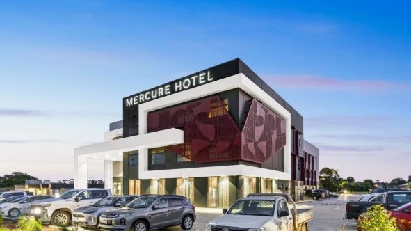 The Mecure Hotel in Pakenham has been listed for sale by Wilson Property and Stonebridge Property Groups. Image: supplied