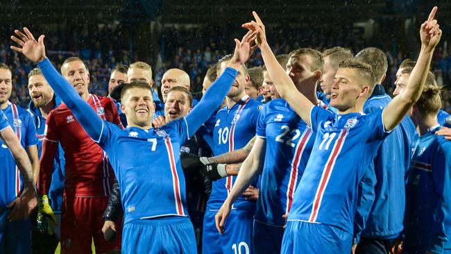 Iceland's players celebrate. / AFP PHOTO / Haraldur Gudjonsson