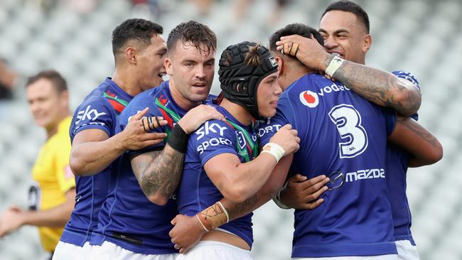 Reece Walsh (headgear) and the Warriors celebrate a try to Adam Pompey (Photo by Ashley Feder/Getty Images)