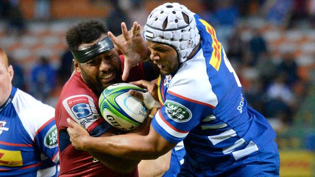 TOPSHOT - Reds center Samu Kerevi fights off Stormers forward Nizaam Carr (R) during the Super Rugby clash match between Stormers and Reds at the Newlands Stadium on March 24, 2018, in Cape Town. / AFP PHOTO / ANDER GILLENEA