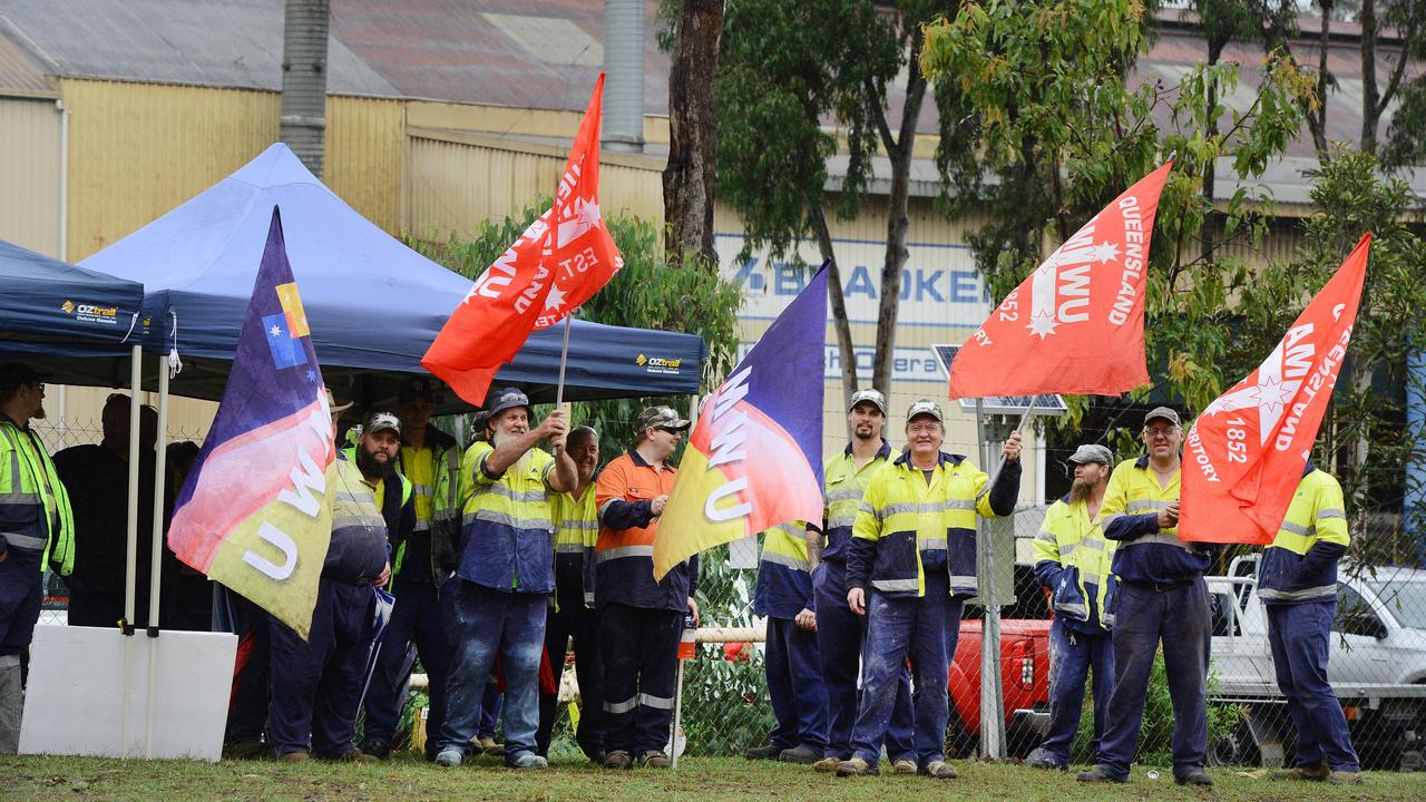 Bradken foundry workers hold a stop work protest meeting in 2016.