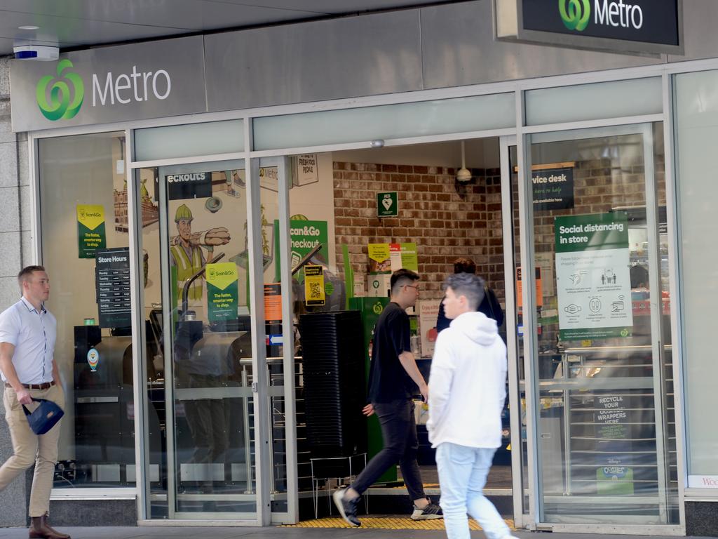 Shoppers at a Woolworths Metro store in York St, Sydney, where there is a cashless shopping trial. Picture: NCA NewsWire/Jeremy Piper