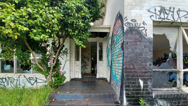 A house has been left to be vandalised in a prime Beach Rd, Beaumaris location. Picture: Shaun Campbell