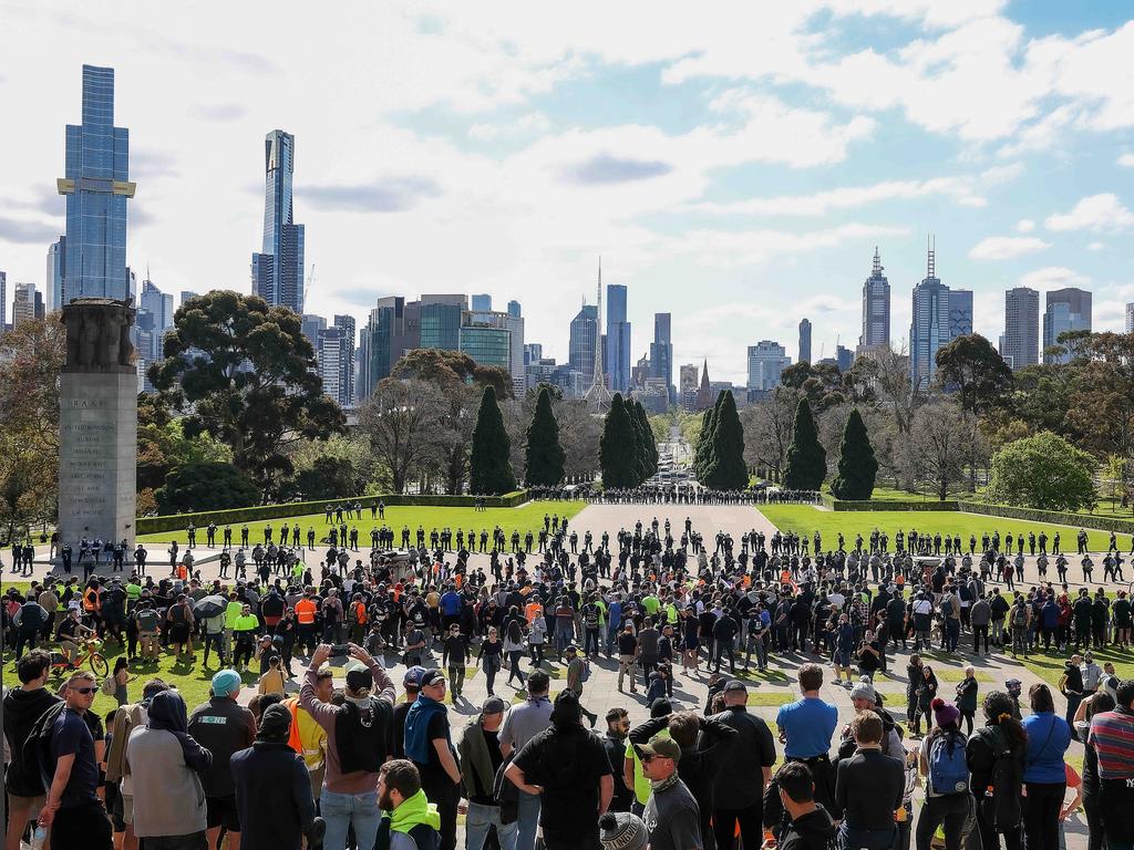 Police surround the angry mob. Picture: NCA NewsWire / Ian Currie sWire / Ian Currie