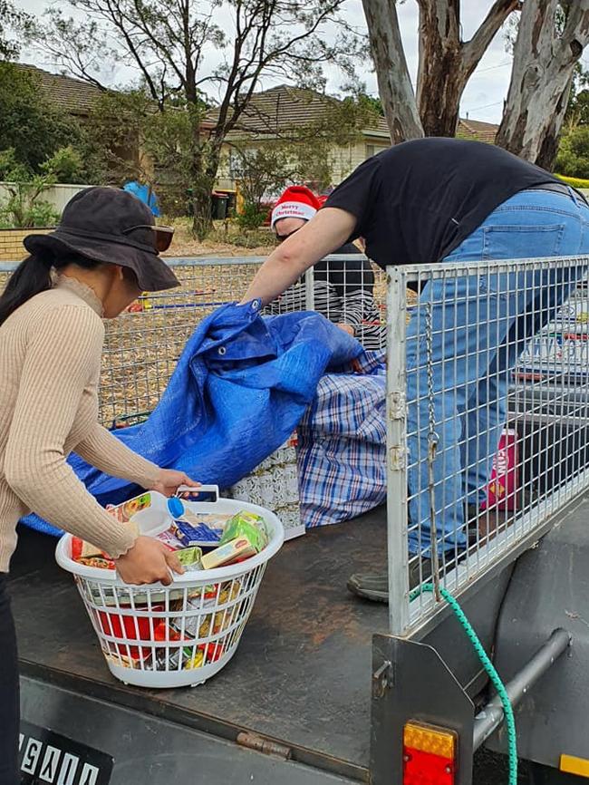 Mums 4 Mums Bendigo volunteers load donations to be distributed to single parents in need. Picture: Facebook