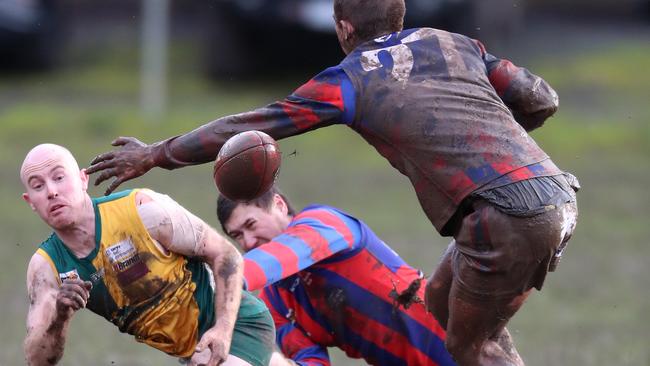 Gordon’s Ben Schiltz disposes of the ball despite pressure from two Hepburn opponents.