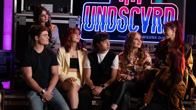 The Veronicas with the contestants from UNDSCVRD.