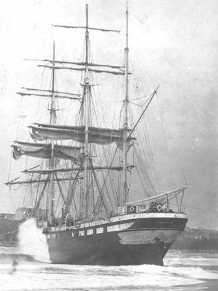 Grounded French barque proved a tourist attraction for Sydney | Daily ...