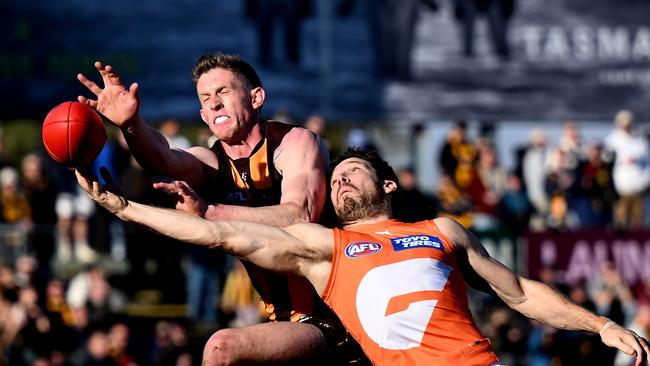 Greene and Sam Frost of the Hawks competes for the ball. (Photo by Steve Bell/Getty Images)