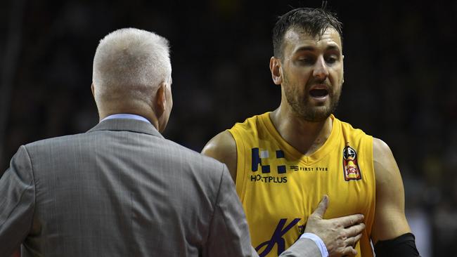 Andrew Bogut and Andrew Gaze talk tactics. Picture: AAP