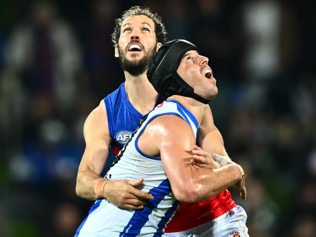 Darcy Fort battles with Tristan Xerri. Picture: Steve Bell/Getty Images