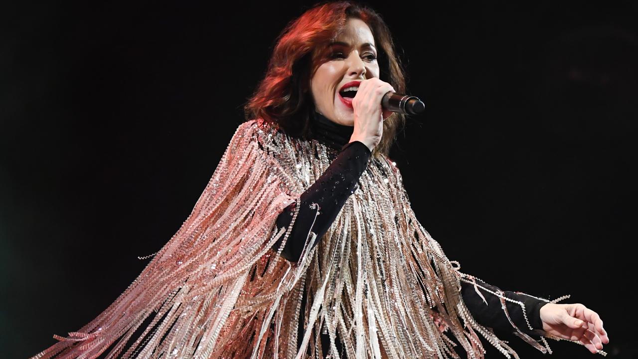 Tina Arena scolds Melbourne concertgoer for taking toilet break