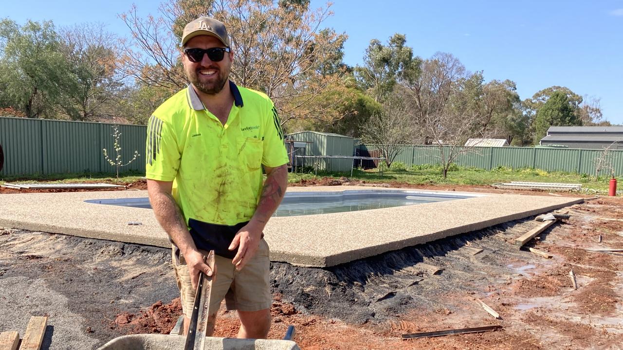 COVID-19 Dubbo: Families in western NSW literally digging ...