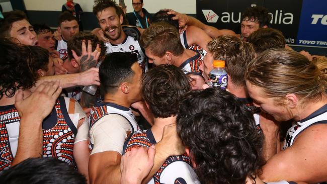 PERTH, AUSTRALIA — MAY 28: The Giants celebrate after winning the round 10 AFL match between the West Coast Eagles and the Greater Western Giants at Domain Stadium on May 28, 2017 in Perth, Australia. (Photo by Paul Kane/Getty Images)