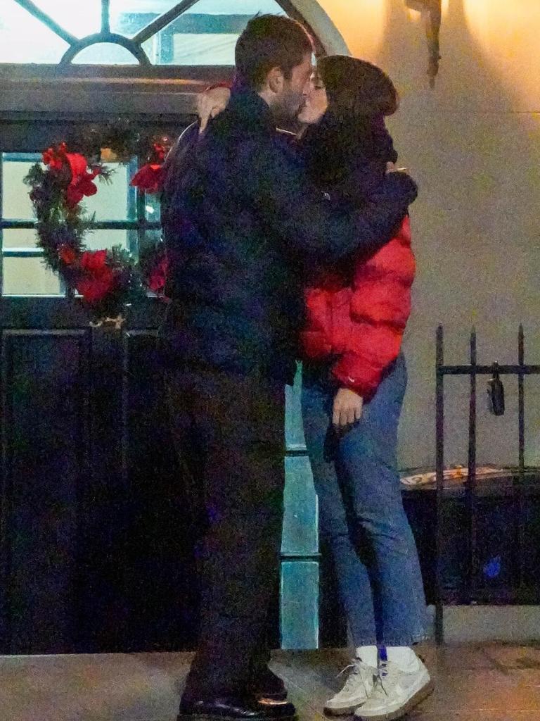 After their intimate chat over cocktails, the pair locked lips on the street.