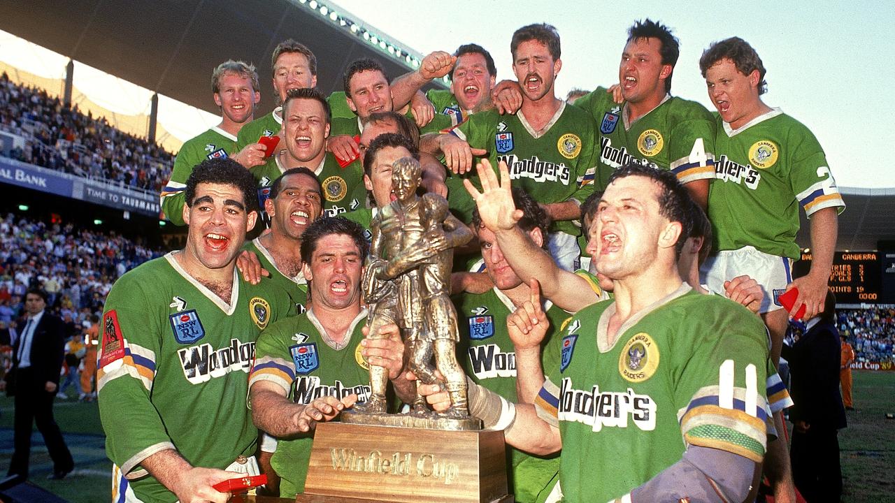 The Canberra Raiders celebrate winning the 1989 NSWRL Grand Final against the Balmain Tigers held at the Sydney Football Stadium September 24, 1989. (Photo by Patrick Riviere/Getty Images)