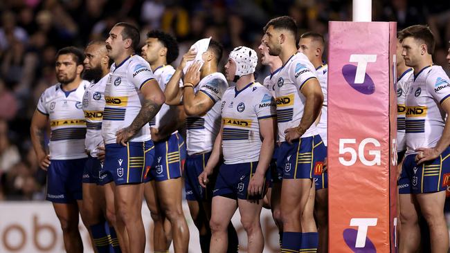 PENRITH, AUSTRALIA - SEPTEMBER 09:  Eels players look on after a Panthers try during the NRL Qualifying Final match between the Penrith Panthers and the Parramatta Eels at BlueBet Stadium on September 09, 2022 in Penrith, Australia. (Photo by Mark Kolbe/Getty Images)