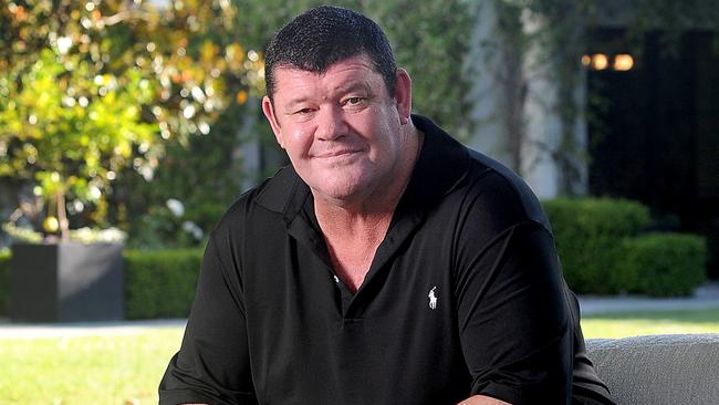 WARNING EMBARGOED TILL SUNDAY 7TH JUL2024. WEEKEND TELEGRAPHS SPECIAL. , MUST TALK WITH PIC ED JEFF DARMANIN BEFORE PUBLISHING. EXCLUSIVE. Coleman-Rayner Beverly Hills, CA, USA. July 2, 2024 Australian billionaire James Packer, 56, is photographed in the grounds of his multi million dollar Beverly Hills home in California. CREDIT MUST READ: Jeff Rayner/Coleman-Rayner Tel US (001) 310-474-4343 Ã office www.coleman-rayner.com